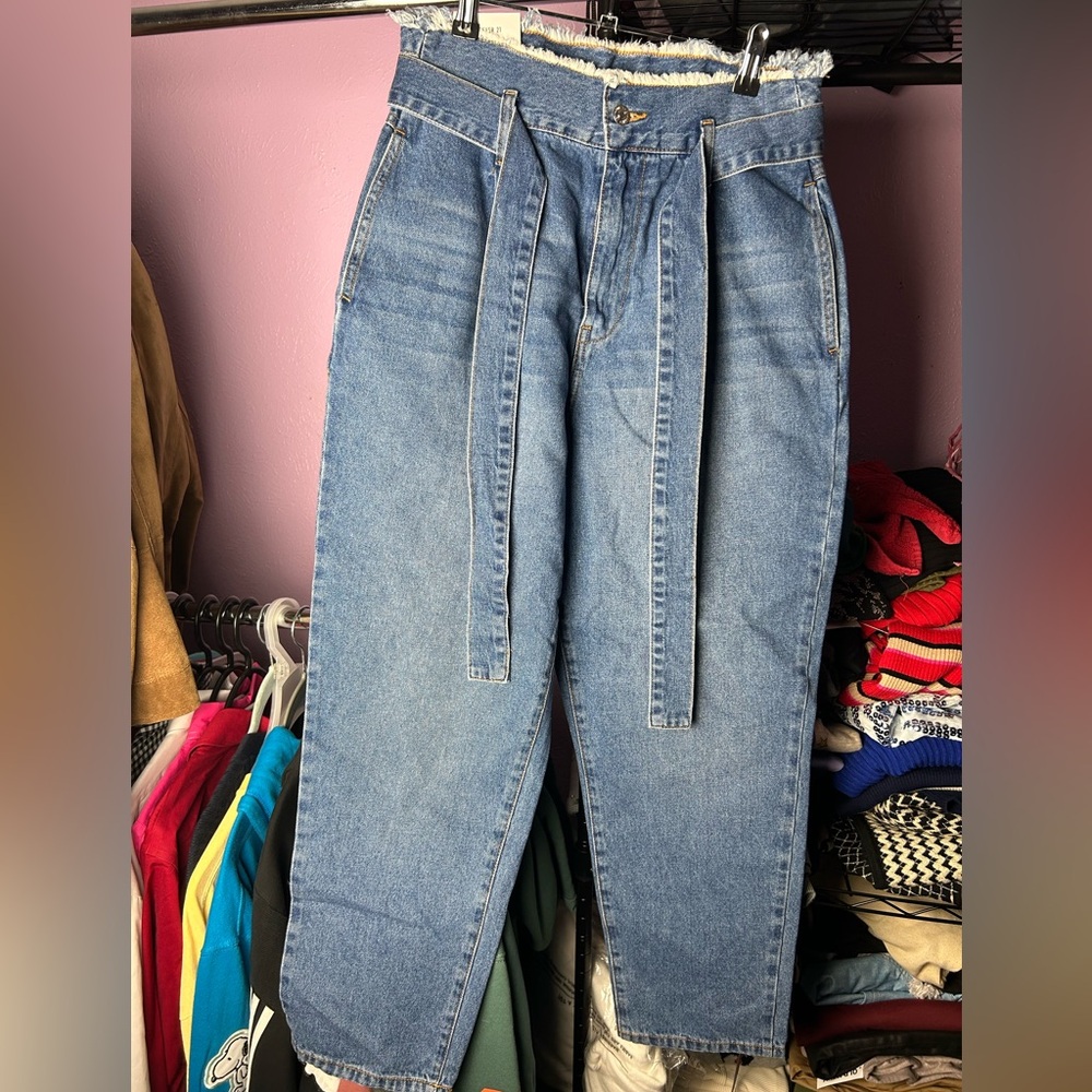 Forever 21 baggy raw hem waist jeans with belt - size 30